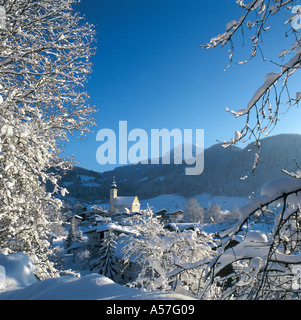 Blick auf die Kirche im Ortszentrum, Söll (zentral), Tirol, Österreich Stockfoto