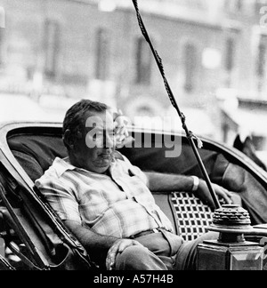 PCP109B Touristen sitzen in Victoria Pferdekutsche Rom Italien 1980 Stockfoto