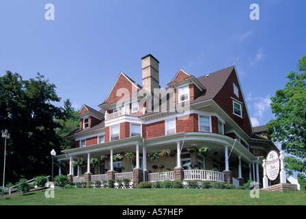 OLD INN RITTENHOUSE, HISTORISCHE UNTERKUNFT IN BAYFIELD, WISCONSIN MIT BLICK AUF LAKE SUPERIOR. SOMMER. Stockfoto