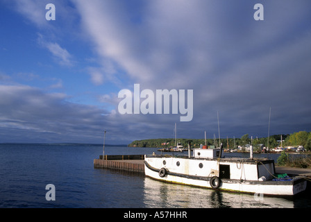 KOMMERZIELLE FISCHEREI BOOTE AM LAKE SUPERIOR BAYFIELD, WISCONSIN. ANFANG HERBST. Stockfoto