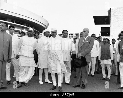 Pandit Jawaharlal Nehru, erster Premierminister von Independent India, mit Dr. Homi Bhabha, Yashwantrao Chavan, bei BARC, Bombay, Mumbai, Indien, 1961, alt Stockfoto