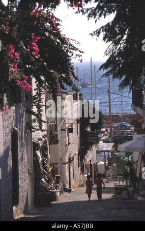 Türkei-Straße führt zum Hafen in Kalkan Stockfoto