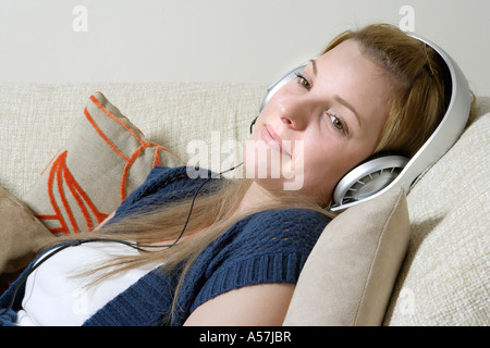 Junge Frau Hören von Musik Stockfoto