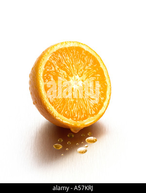 Ein saftige frische Orange in zwei Hälften geschnitten Stockfoto