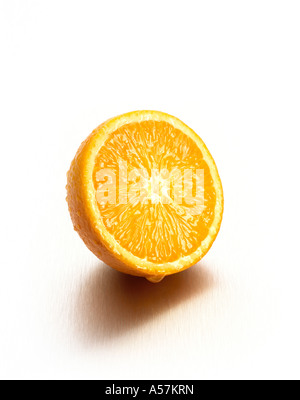 Ein saftige frische Orange in zwei Hälften geschnitten Stockfoto