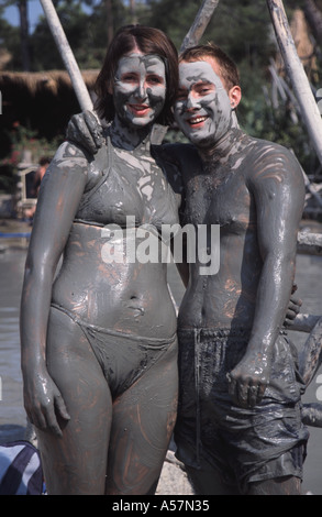 Turkei. Ein Junge, mit Schlamm bedeckten paar in den Thermalbädern der Schlamm in Ilica in Dalyan-Delta. Stockfoto