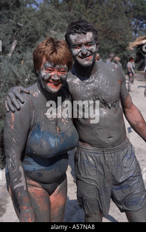 LYKIEN, TÜRKEI. Ein fröhlich Schlamm bedeckten paar in den Schlamm-Thermen Ilica in Dalyan-Delta. Stockfoto