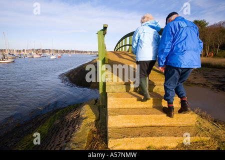 Älterer Mann und Frau, die der chinesische Brücke am Fluss Hamble Ufer, auf dem Solent Weise, Southampton, England, UK Stockfoto