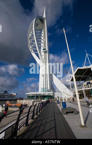 Weitwinkel-Hochformat der Spinnaker Tower am Gunwarf Quay in Portsmouth, Hampshire, England, UK Stockfoto