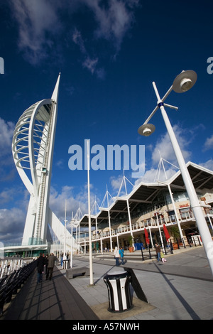 Weitwinkel-Hochformat der Spinnaker Tower am Gunwarf Quay in Portsmouth, Hampshire, England, UK Stockfoto