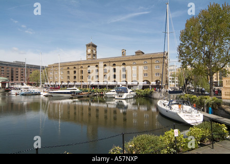 Yachten ankern am St Katharines Dock in London England Stockfoto