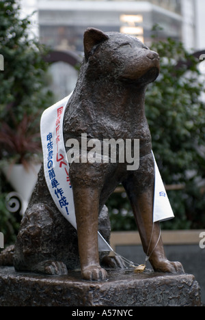 Skulptur des berühmten Hachiko den Hund an der Hachiko Kreuzung Shibuya Tokio 2006 Stockfoto