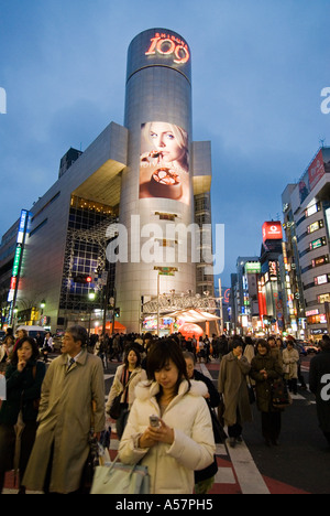 Belebte Straße in der Nacht in Shibuya Unterhaltungs- und Einkaufsviertel Tokyo Japan 2006 Stockfoto