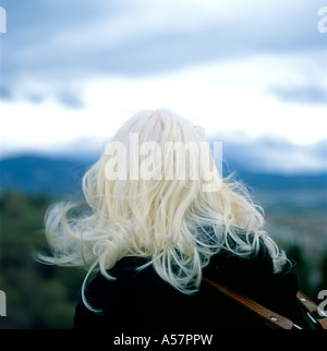 Rückansicht der gesichtslosen jungen Frau blondes Haar, das im Wind weht, mit Blick auf die Landschaft von Granada Spanien vom Alhambra Palast Spanien KATHY DEWITT Stockfoto