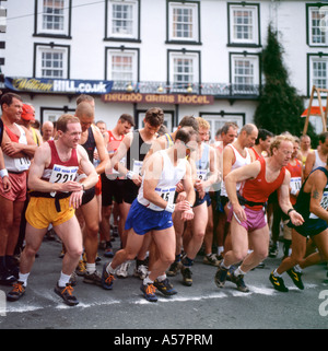 Konkurrenten zu Beginn der Man v Pferd Rennen Neuadd Arms Hotel, Llanwrtyd Wells, Wales UK KATHY DEWITT Stockfoto