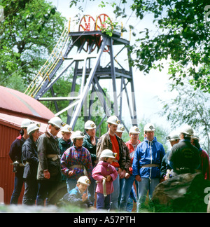 Eine Gruppe von Touristen unterwegs anhören eine Anleitung Pumpsaint, Carmarthenshire West Wales UK KATHY DEWITT Dolau Cothi Goldmine Stockfoto