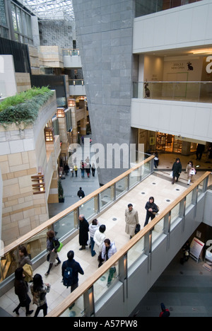 Innere des gehobenen und futuristische Shopping-Mall im Mori Centre in Roppongi Hills Tokio Stockfoto