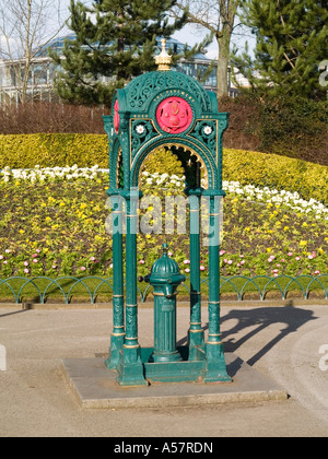 Viktorianische Gusseisen Trinkbrunnen in Mowbray Park in Sunderland Tyne und tragen UK Stockfoto