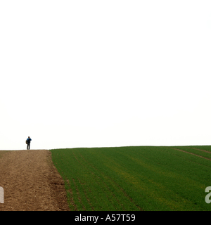 Einsamer Mann auf einem Hügel Stockfoto