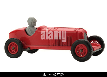 Roter Spielzeug Rennwagen alt altmodisch 1930 Geschwindigkeit gefahren Auto Profil Fahrzeugseite auf Sport Rennen junge Mann Männer Oldtimer Automobil Stockfoto