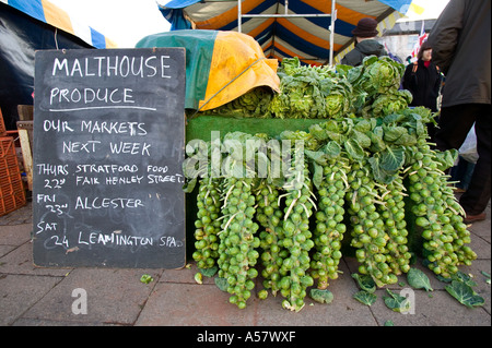 Stratford-upon-Avon Farmers MArket, Warwickshire, England. Sprossen für Verkauf Stockfoto