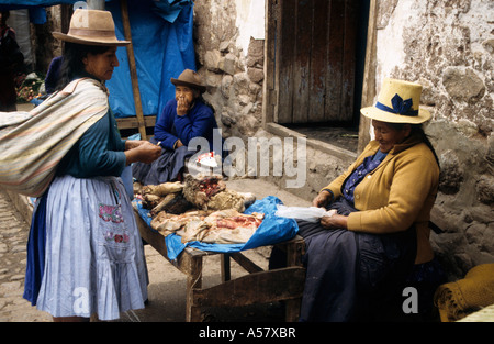 SÜDAMERIKA PERU CUZCO REGION CUSCO EINEN MARKT IN DEN GASSEN Stockfoto