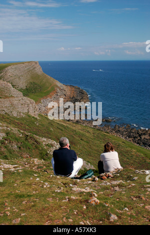 PAAR, BEWUNDERN SIE DIE AUSSICHT, BLICK NACH OSTEN VOM IN DER NÄHE VON WURMKOPF ZUM TRÄNEN HIN, IN DER NÄHE VON RHOSSILI, GOWER HALBINSEL, SÜD-WALES, UK Stockfoto