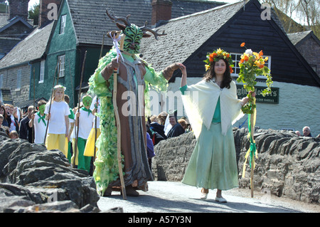 Der grüne Mann und May Queen auf der Brücke am Clun Shropshire in Prozession während der alten May Day Festival Stockfoto