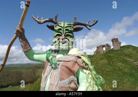 Der grüne Mann im Clun Castle, Shropshire, UK, während der Maifeiertag Feier. Stockfoto