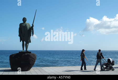 Candelaria Resort Teneriffa Kanaren Spanien die Statue von ADJONA und Familie mit Kind-Kinderwagen Stockfoto