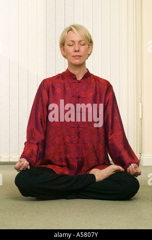 Reife Frau, die Praxis der meditation Stockfoto
