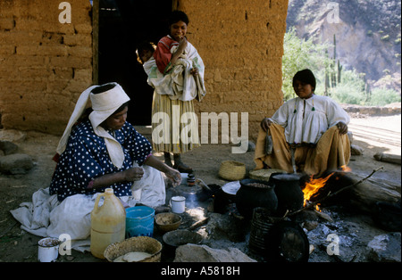 Tarahumaran Frauen kochen Tortillas, Batopilas, Chihuahua, Mexiko. Stockfoto