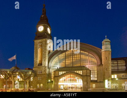 Eingang und Turm der Hauptbahnhof station Hamburger Hauptbahnhof in der Abenddämmerung, Hamburg, Deutschland Stockfoto