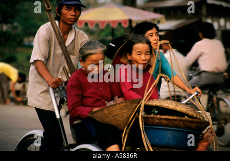 Vietnam-Hanoi-Porträt von zwei Reife Frauen In einer Rikscha Stockfoto