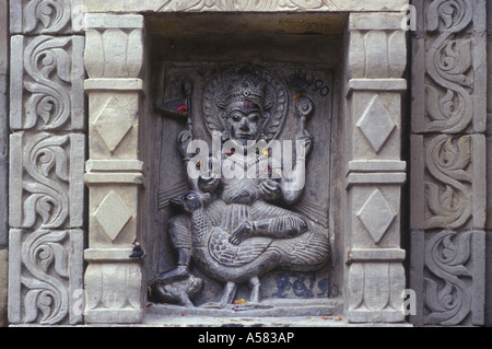 Detail der Fassade des eines der Chamba-Tempel (die Abbildung zeigt entweder Skanda / Kartikeya auf seinem Vahana Pfau oder BH Stockfoto