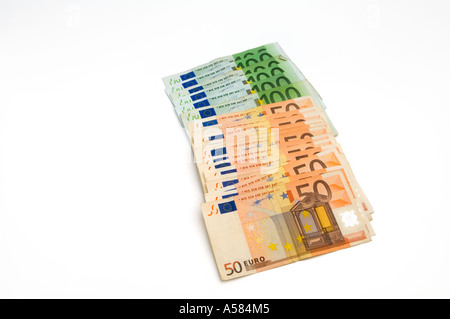 Rund 1500 Euro 50 (fünfzig) und 100 (hundert) Euro-Banknoten Stockfoto