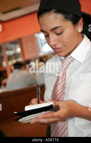 Miami Florida, Coral Gables, Gables Diner, Hispanic Latino ethnische Einwanderer Minderheit, Erwachsene Erwachsene Frau Frauen weibliche Dame, Kellnerin dienen Stockfoto