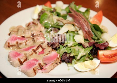 Miami Florida, Coral Gables, Gables Diner, Ahi Thunfisch-Salat, Sardellen, Tomaten, Tomaten, Tomaten, Sauce, seltenes Fleisch, FL070217072 Stockfoto