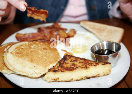 Miami Florida, Coral Gables, Gables Diner, Frühstück, Pfannkuchen, Grütze, Sirup, Ei, Speck, Teller, Teller, Teller, Besucher reisen Reise touristischer Tourismus Wahrzeichen la Stockfoto