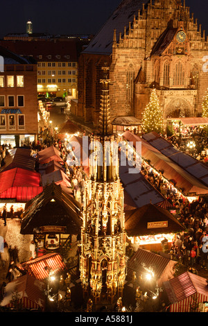 Nürnberg - Weihnachten - Markt - der schöne Brunnen, Bayern Deutschland Stockfoto