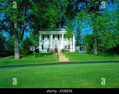 Außen weiß, kolonialen Stil Schindeln Haus mit grauen Fensterläden