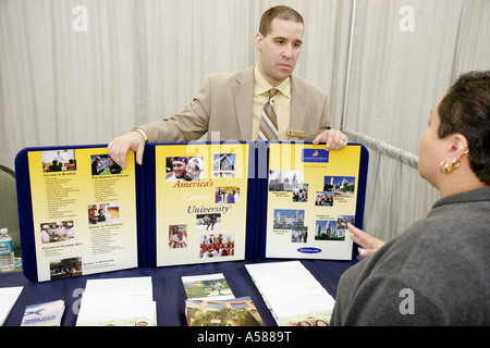 Miami Florida, National College Fair, Hochschulbildung, Informationen, Karriereplanung für Studenten, Entscheidung, Leitung, Rekrutierer, Johnson & Wales Univers Stockfoto