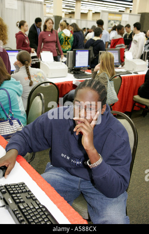 Miami Florida,National College Fair,Hochschulbildung,Informationen,Studenten Karriereplanung,Entscheidung,Richtung,Rekrutierung,Schwarzer Mann Männer männlich,Stu Stockfoto