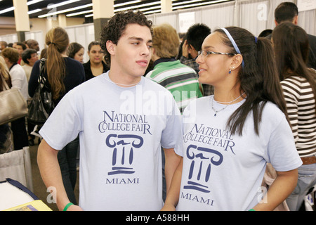 Miami Florida, National College Fair, Hochschulbildung, Informationen, Studenten, Karriereplanung, Entscheidung, Richtung, Rekrutierung, Hispanic ethnische Studenten Stockfoto