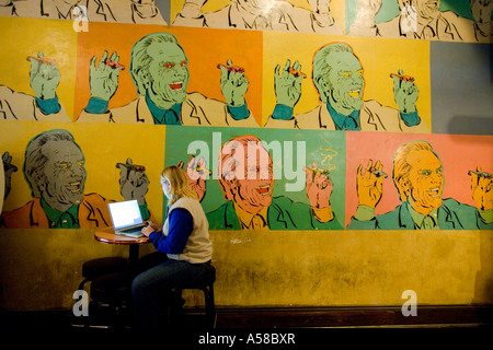 Auf einem Laptop in einem Café arbeiten Stockfoto