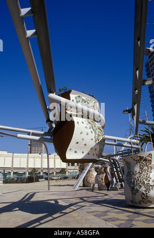 Pobelnau Parc Diagonal Mar Barcelona Spanien Überblick 2002 Stadterneuerung von Scorpion geformte Abschnitte entworfen mit Fliesen verziert Stockfoto