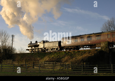 Super D 0-8-0 Nummer 43995 nähert sich Quorn Station auf der Great Central Railway in Leicestershire, England Stockfoto