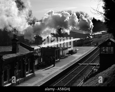 Super D 0-8-0 Nummer 43995 Weitergabe Rothley Station der Great Central Railway in Leicestershire, England Stockfoto