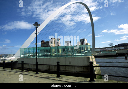 Dramatischen Blick auf den Bogen von der Millennium Bridge überspannt den Tyne zwischen Newcastle und Gateshead Stockfoto