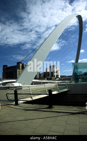 Dramatischen Blick auf den Bogen von der Millennium Bridge überspannt den Tyne zwischen Newcastle und Gateshead Stockfoto